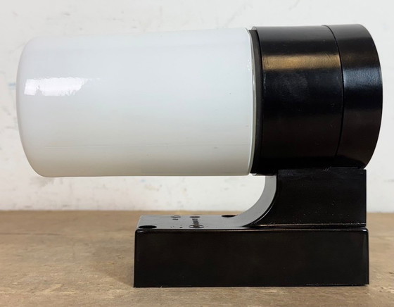 Image 1 of Industriële bruine bakelieten wandlamp met melkglas, jaren 60