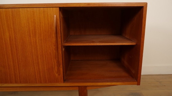 Aparador de madera con puertas correderas, Aparadores, Marrón, Mid Century Modern (foto 11 de 11)