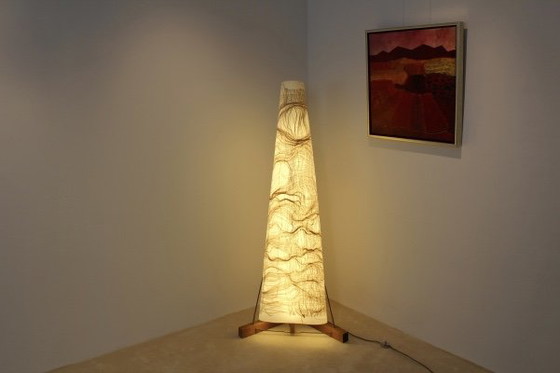 Lampadaire Lumen par Lawrence Kwakye, Bois, Métal (photo 9 sur 9)