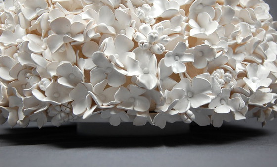 Image 1 of Witte, handgemaakte hortensia bloemsculptuur - Groot botanisch kunstwerk dat de aandacht trekt.