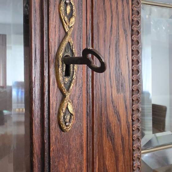 Image 1 of Bellissima credenza/vetrina antica in legno di quercia con vetro intagliato.