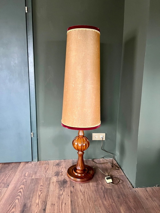Rare! Lampadaire vintage Mid-Century/Space Age avec abat-jour en cuir et base en bois frappante, excellent (photo 2 of 9)