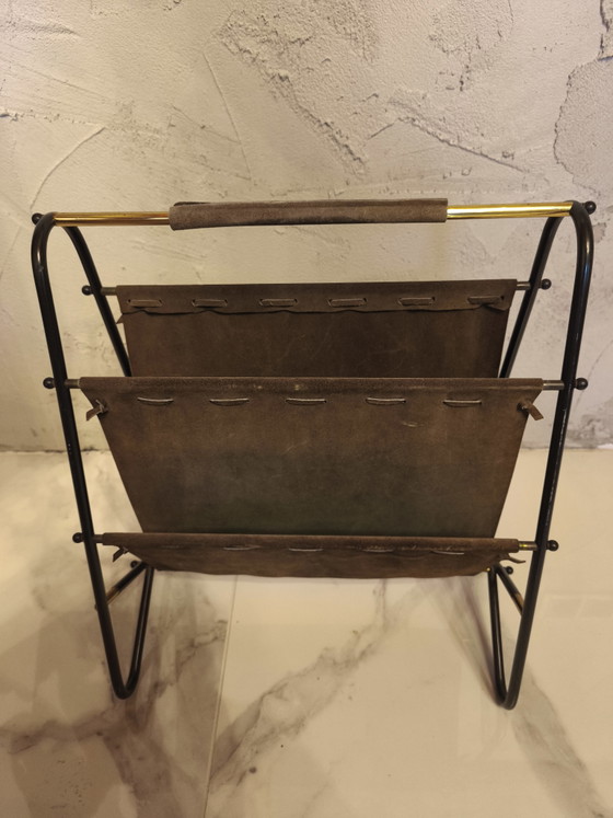 Mid-century 3-tier Magazine rack in Leather / Brass in Carl Auböck Style, 1950s – Metal (photo 4 of 8)