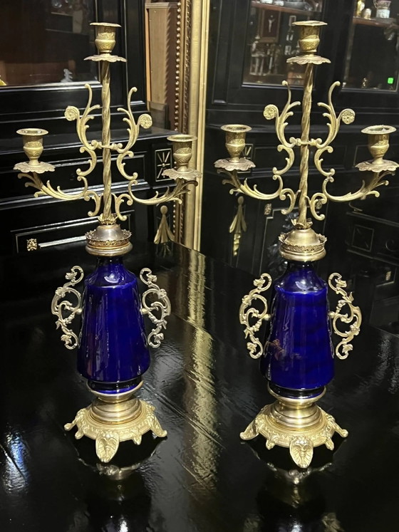 Paire de chandeliers. Bronze, laiton, porcelaine. – Bougeoirs et chandeliers (photo 6 of 7)