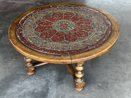 Brutalistische ronde salontafel van hout en veelkleurig leer met dierenriemdecoratie. – Wood, Leather (photo 3 of 12)