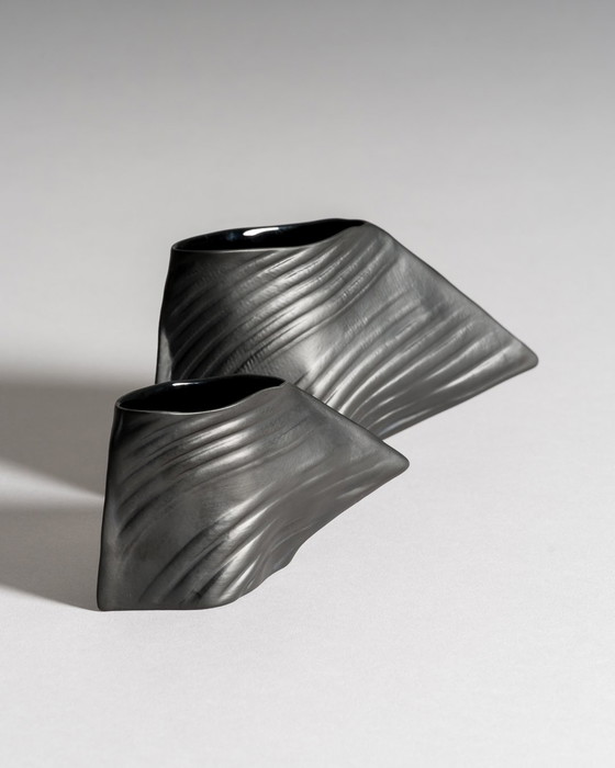 Image 1 of Paire de vases sculpturaux "Scarpa" par Johan van Loon pour Rosenthal, Porcelaine Noire, vers 1980, Allemagne, Studio-Linie