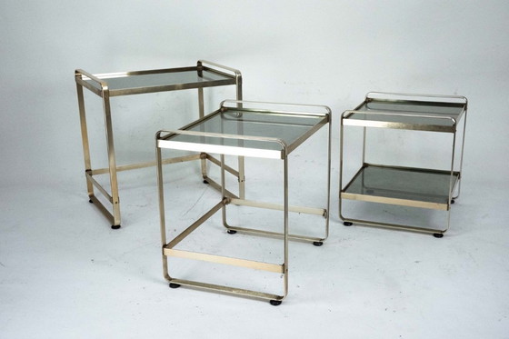 Image 1 of Ensemble de trois tables d'appoint gigognes en aluminium doré et verre – Italie, années 1970