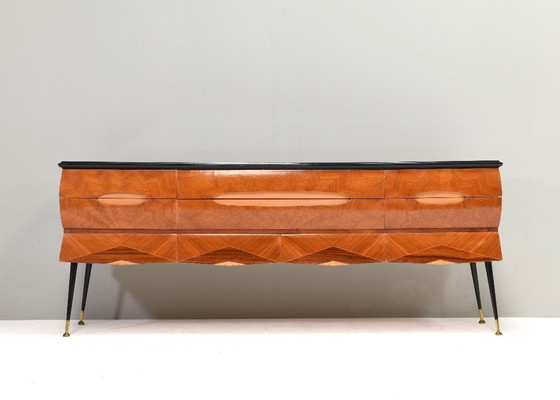 Image 1 of Credenza italiana attribuita a Vittorio Dassi in noce, vetro e ottone - anni '50