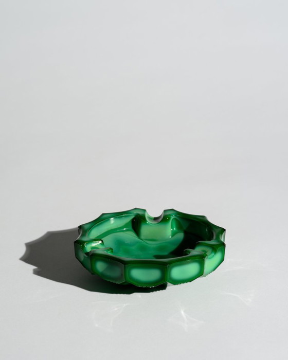 Image 1 of Jablonec Glasmanufaktur Malachitglas-Aschenbecher im böhmischen geometrischen Art-Deco-Stil