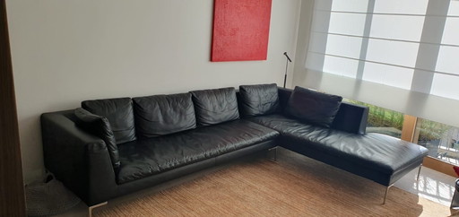 Salón de cuero negro B&B Italia con chaise longue