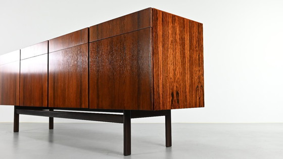 Image 1 of Ib Kofod-Larsen, Rozenhout Credenza. Denemarken, ca.1960