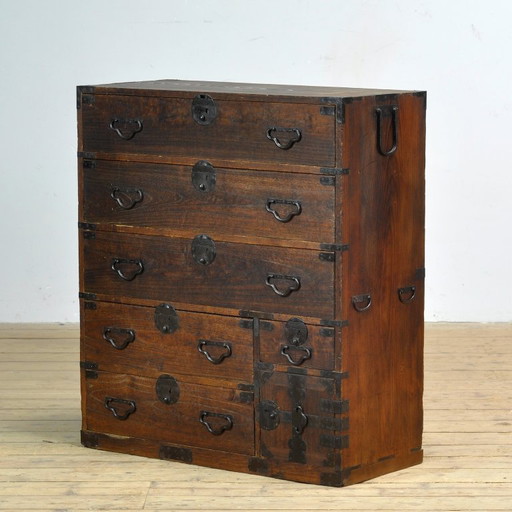 Cómoda japonesa Tansu, circa 1870.
