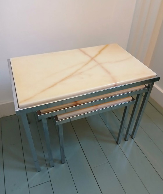 Image 1 of Minijuego de tres piezas de mediados de siglo: tapa de mármol y base cromada.