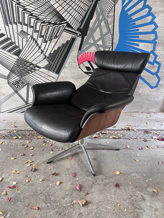 Fauteuil pivotant Conform en cuir noir et bois, Chaises pivotantes, Modern (photo 2 sur 5)