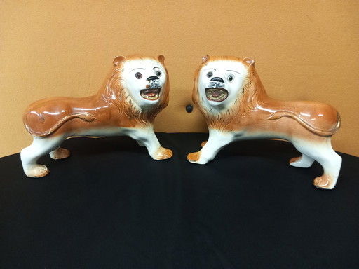 2x Lions debout en porcelaine du Staffordshire