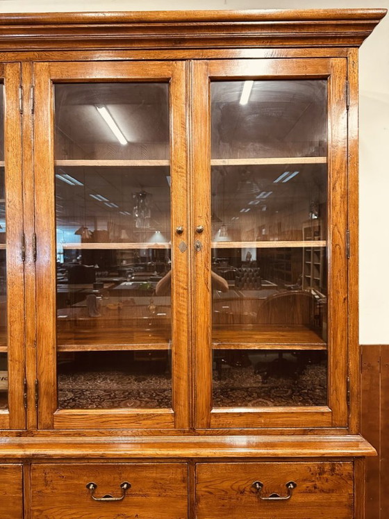 Klassisches englisches Eichholtz Bücherregal – Bücherregale, Glass, Wood (photo 12 of 18)