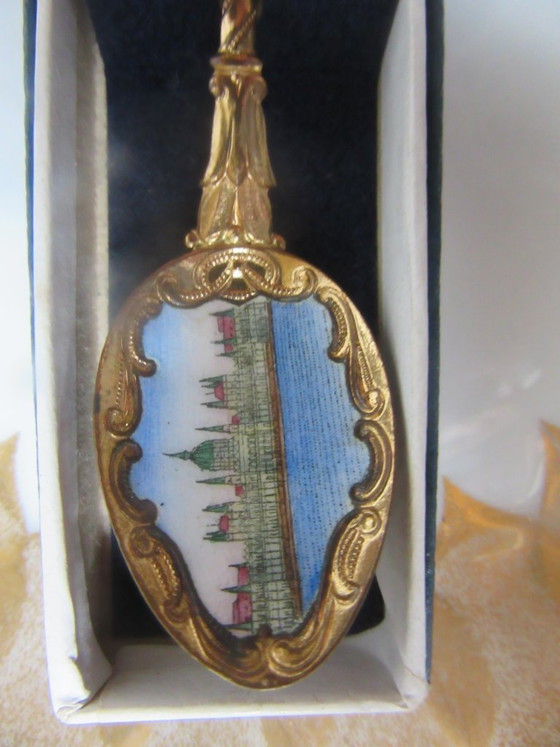 Image 1 of Vintage emaille en verguld gouden souvenirlepel met bloemenmotief uit Boedapest