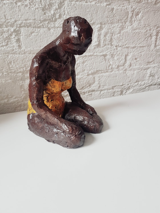 Image 1 of Femme assise en maillot de bain, modelage