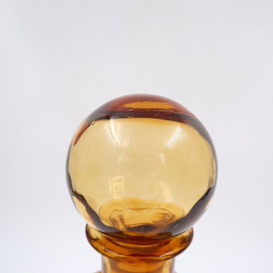 Image 1 of Vintage karaf in amberkleurig golvend Italiaans Empoli glas met ronde stop