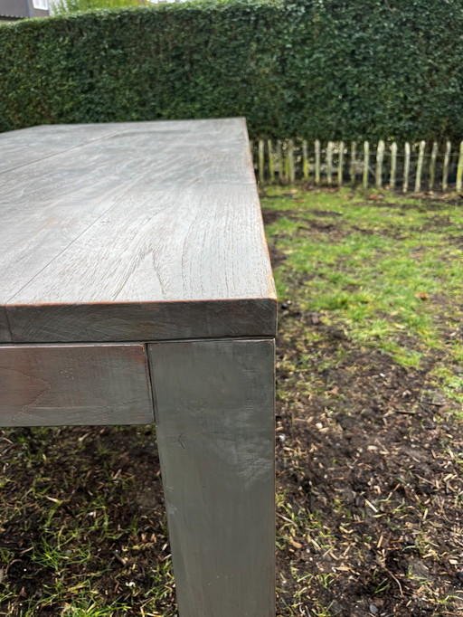 Massieve eettafel teakhout, voor de eetkamer of als tuintafel.