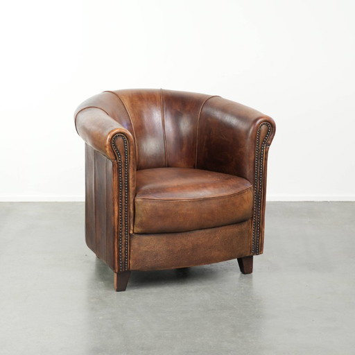 Sturdy and characterful sheepskin club armchair with a beautiful patina, finished with decorative nails. – fauteuils, Leather
