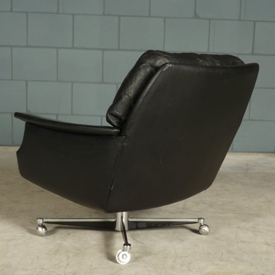 Image 1 of Fauteuil pivotant vintage en cuir avec repose-pieds – années 1970
