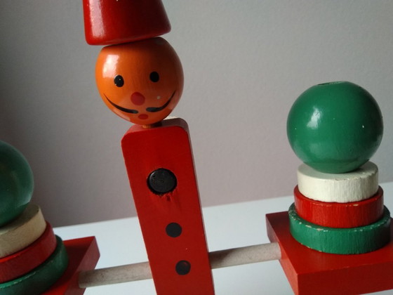 Image 1 of Juguete de madera antiguo, hombrecito en balanza.