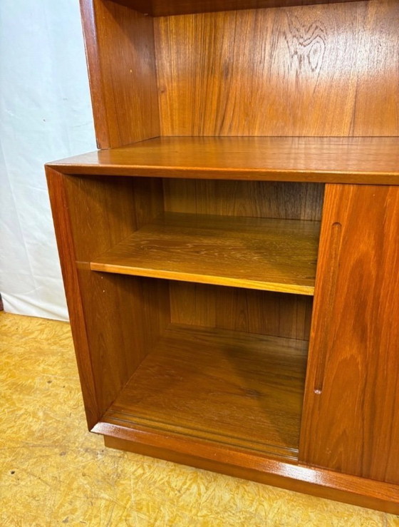 Image 1 of Mueble de pared/librería retro de teca de mediados de siglo de Poul Hundevad (años 60). Un fantástico y elegante mueble de pared