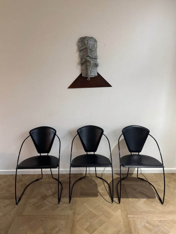 Image 1 of Set van 6 moderne Italiaanse stoelen van zwart metaal en leer, jaren 80