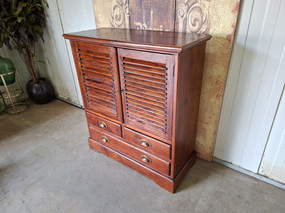 Image 1 of Cassettiera in teak, pensile a muro, dimensioni: 90x38 cm, altezza 100 cm.