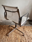 4 x Vitra Eames EA108 weiße Netweave, drehbar
