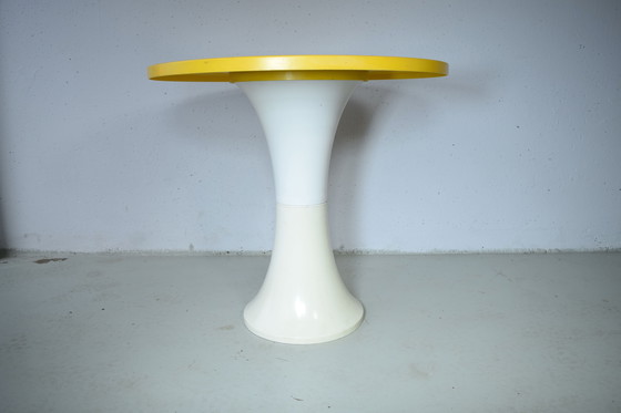 Image 1 of Tavolino vintage giallo stile Space Age degli anni '70 a forma di tulipano
