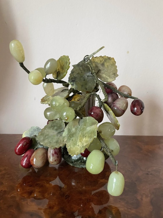 Image 1 of Wijnrank met bladeren en druiven in steen en bewerkte jade, China, midden 20e eeuw