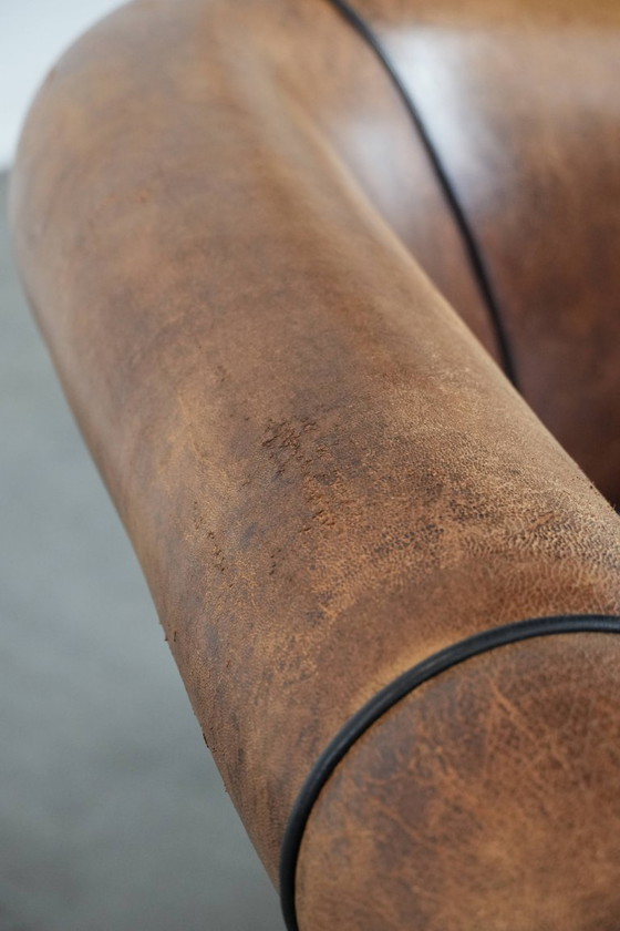 Image 1 of Canapé club 2,5 places confortable en peau de mouton vintage