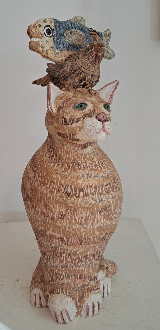 Image 1 of Scultura in ceramica di un gatto con compagni di gioco