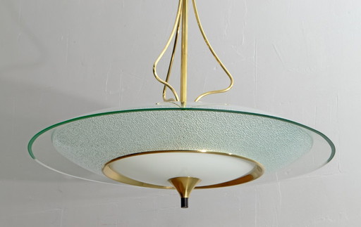 Dieser Mid-Century-Kronleuchter aus Glas und Messing im Stil von Fontana Arte aus den 1940er Jahren