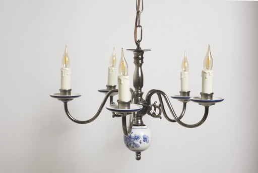 Lustre vintage en porcelaine de Delft bleu et blanc, suspension à 5 bras en céramique hollandaise de style cottagecore.