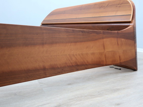 Image 1 of Italiaans bedframe uit de jaren 70 van gebogen walnotenhout met opbergruimte in het hoofdeinde.