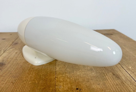 Image 1 of Industriële witte bakelieten wandlamp met melkglas, jaren 1950