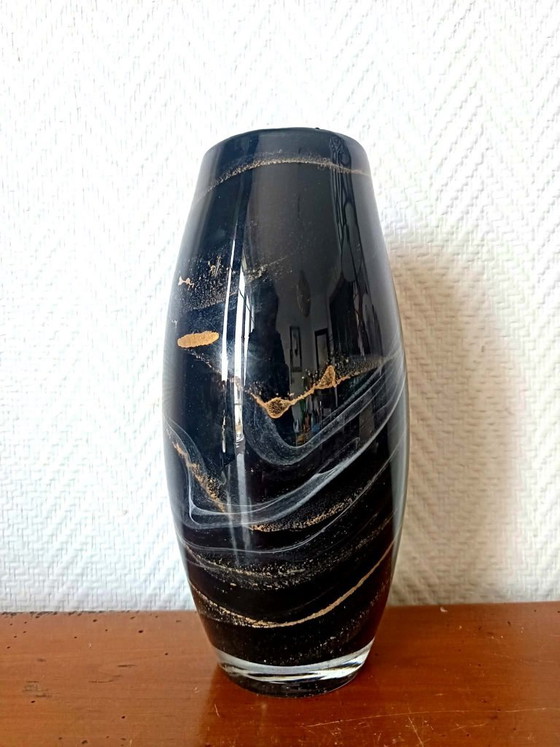 Image 1 of Schwarze und goldene Vase aus Muranoglas