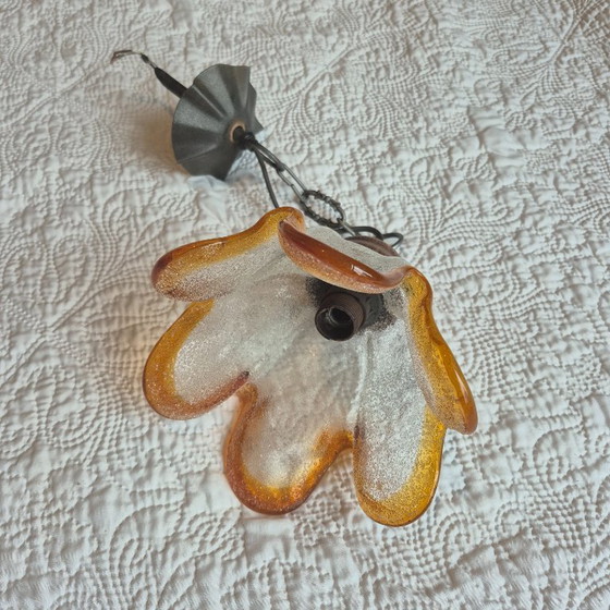 Vintage flower Pendant lamp in textured glass with amber rim and wood, Brown (photo 5 of 6)