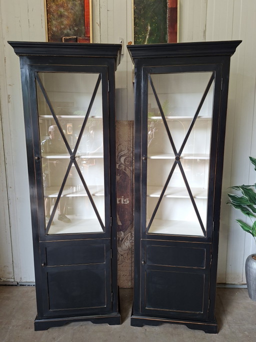 Mobile alto orientale, utilizzabile come vetrina, credenza, libreria, presenta lievi segni del tempo, dimensioni 80x45 cm e alte
