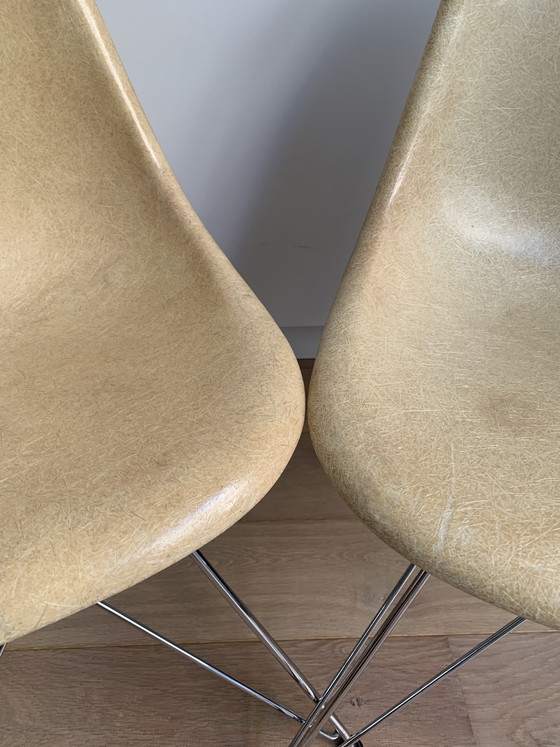 Image 1 of 2 sedie laterali vintage Eames Miller DSR in fibra di vetro color pergamena