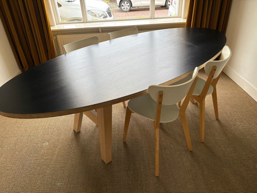 Ovale tafel Nederlandse merk Arp 