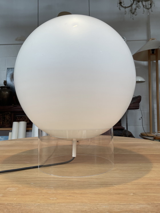 Image 1 of Große opalglasierte Tischlampe