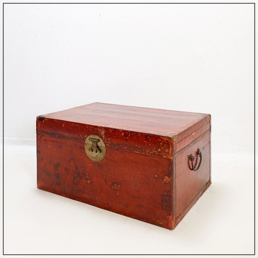  Malle chinoise en cuir laqué rouge du début du XXe siècle