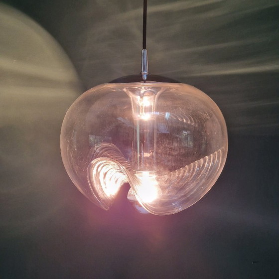 Image 1 of Vintage Space Age hanglamp – Peill & Putzler “Wave” / “Futura” – 1970s Duitsland – Glas en Metaal – Ø 32 cm. Space Age Design.