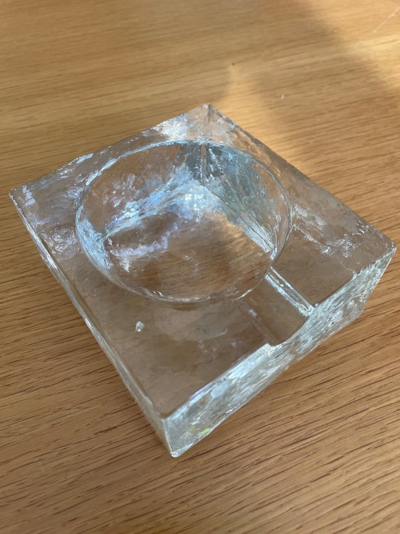 Brutalistischer Aschenbecher – Tischdekoration, Glas (photo 10 of 10)