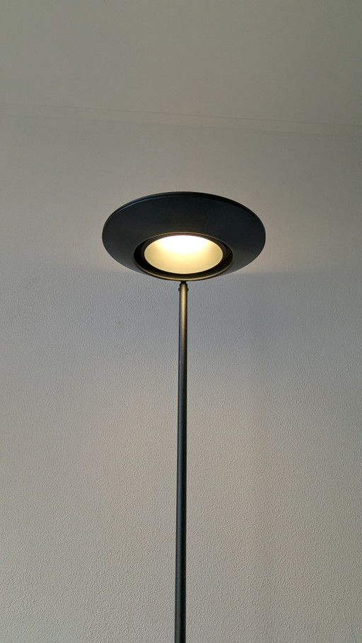 Metalarte zwarte stalen vloerlamp, gemaakt in Spanje.