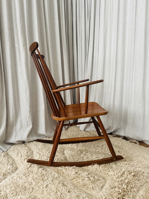 Sedia a dondolo in legno massello dal design di metà secolo. Un intramontabile stile scandinavo.